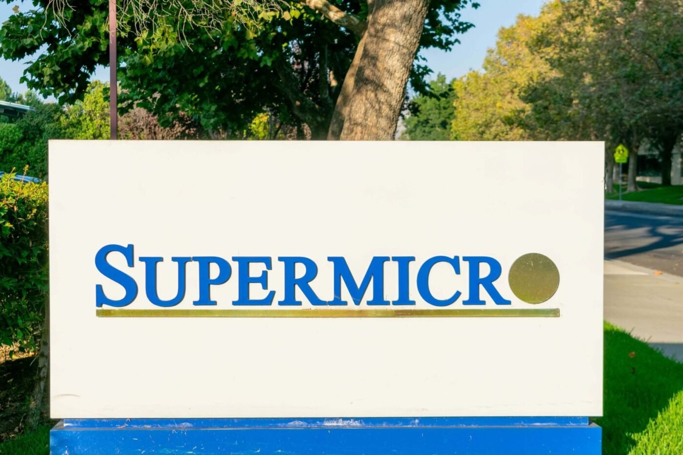 Supermicro (SMCI) Reports 153% Revenue Jump Alongside New AMD-Powered Blade Server Launch