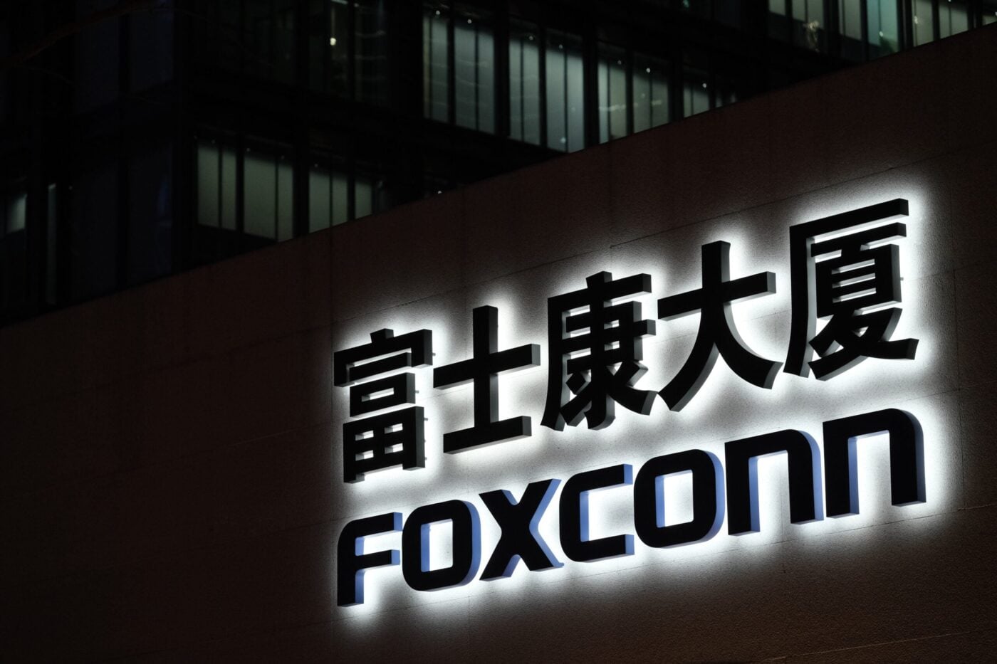 Foxconn Shares Decline After Quarterly Earnings Fall Short of Expectations Despite Revenue Surge