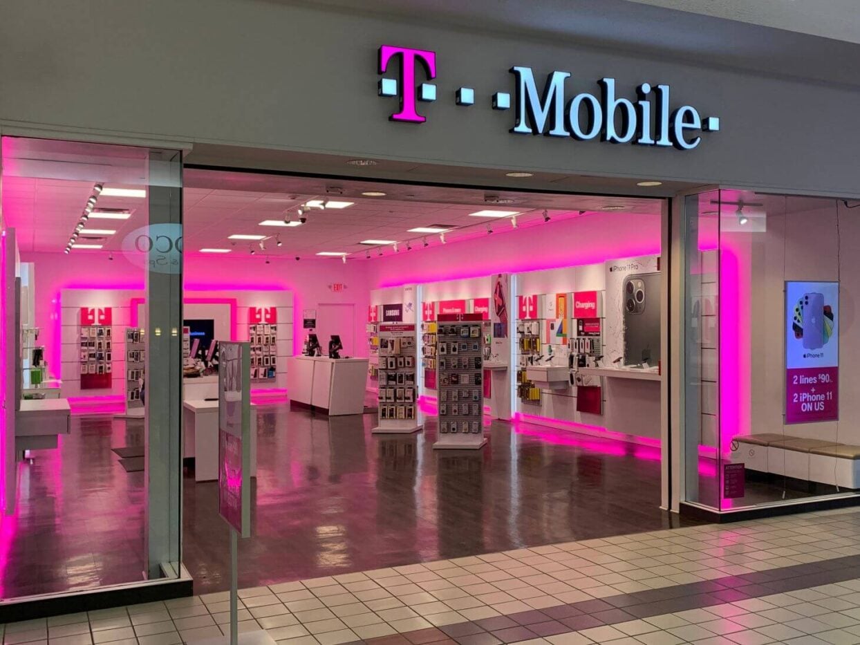 T-Mobile (TMUS) Stock Gains Momentum as KeyBanc Sets $260 Target
