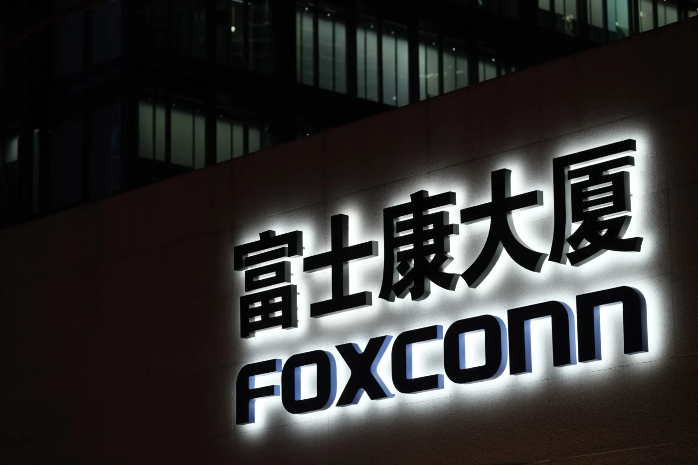 Foxconn (2354.TW) Posts 30% Q1 Revenue Surge Despite Stock Sliding 16%