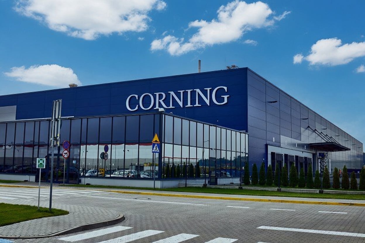 Corning (GLW) Stock Plummets 8% Amid Executive Sales and Earnings Concerns