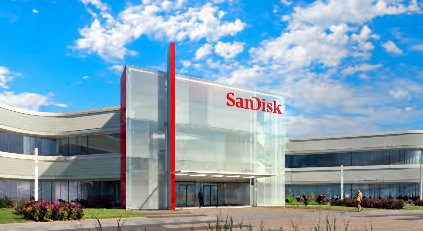 SanDisk (SNDK) Stock Plummets 20% Amid Tech Rout Despite Wall Street’s Optimistic Outlook