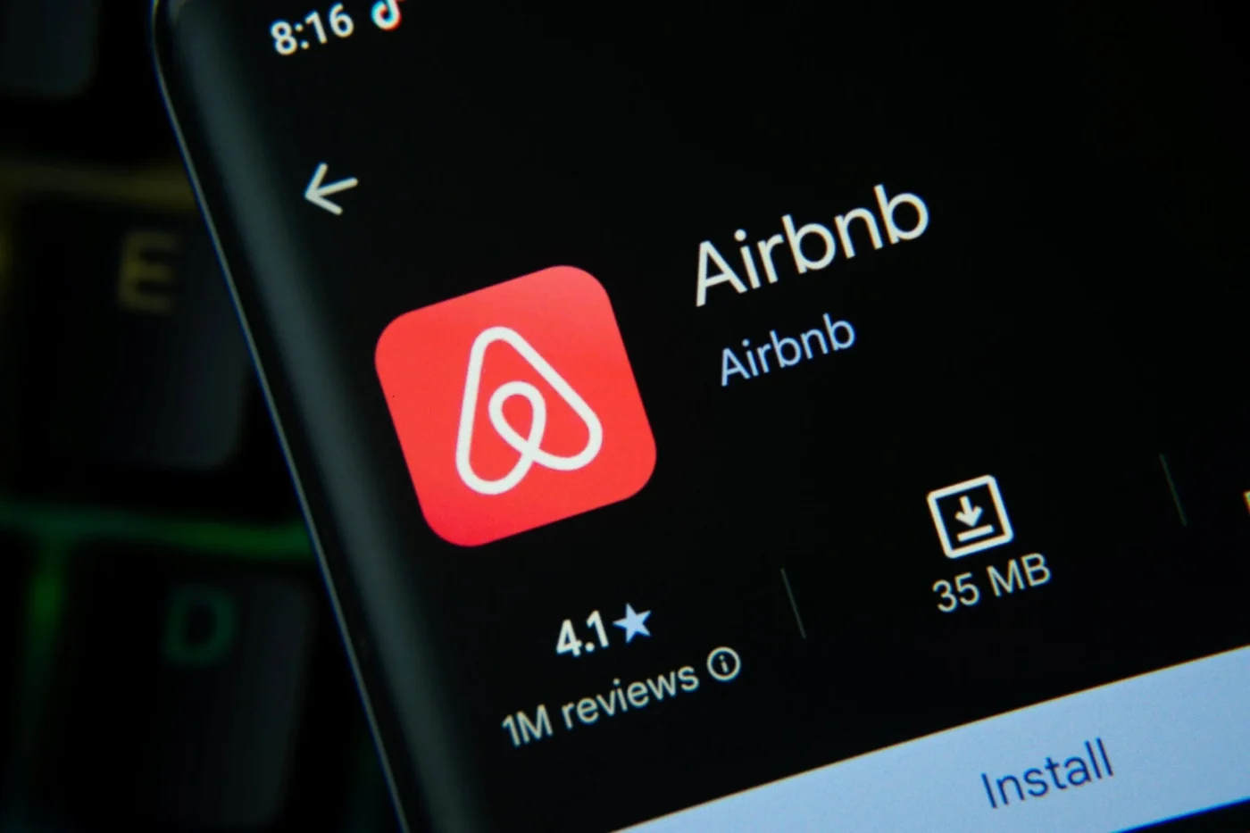Airbnb (ABNB) Stock Surges to 52-Week Peak Following Wedbush Upgrade to $200