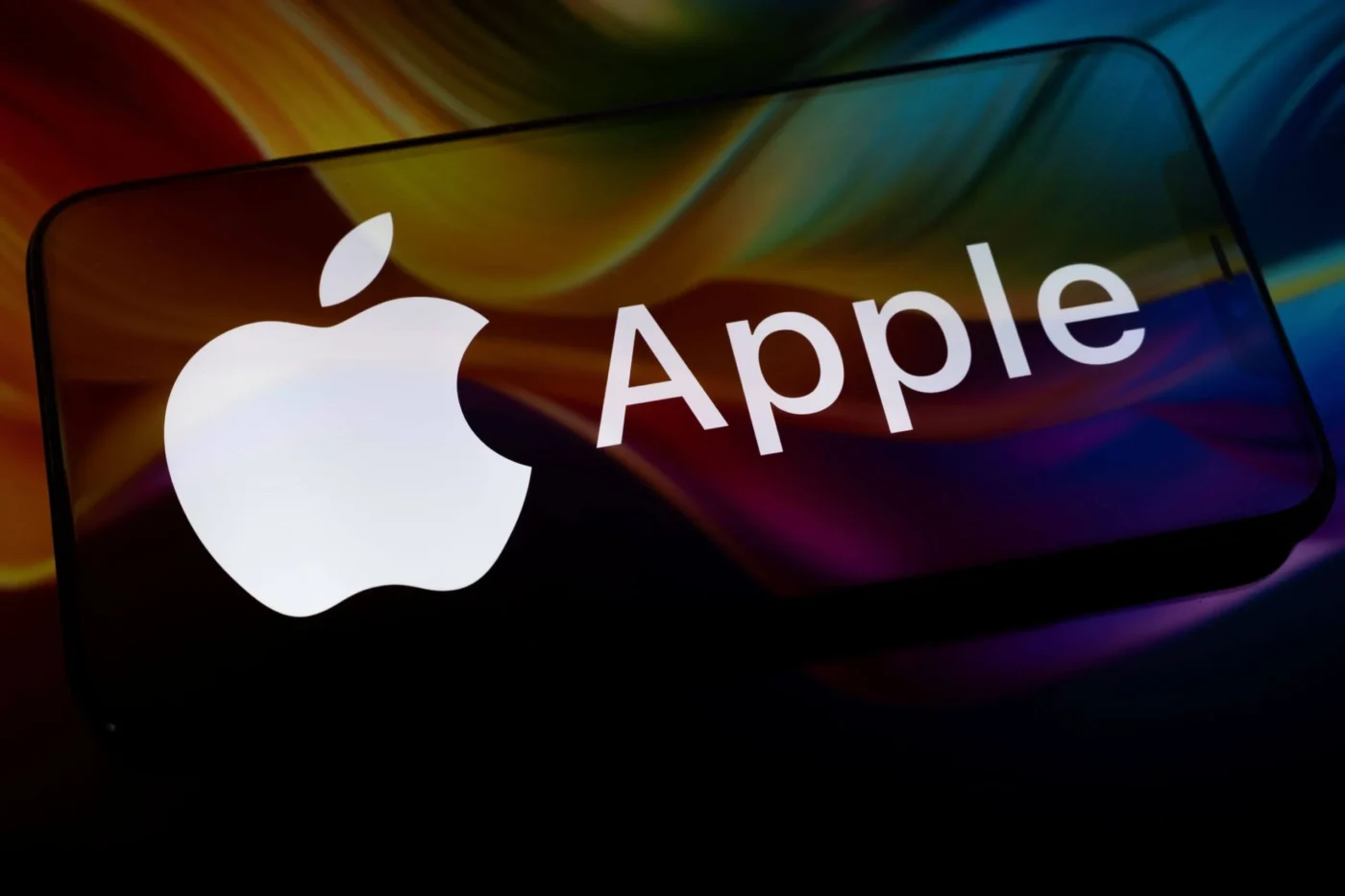 Apple (AAPL) Stock Attracts Institutional Investment Amid Supply Chain Shifts