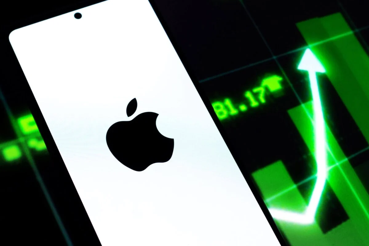 Apple (AAPL) Stock Gains 14% YTD as AI Infrastructure Concerns Sink Competitors