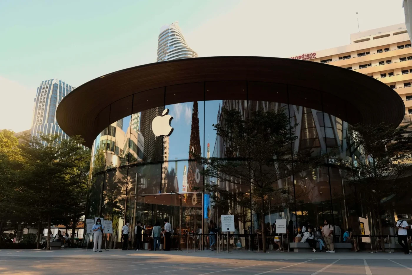 Apple (AAPL) Stock Explores CXMT Partnership as Memory Chip Costs Soar