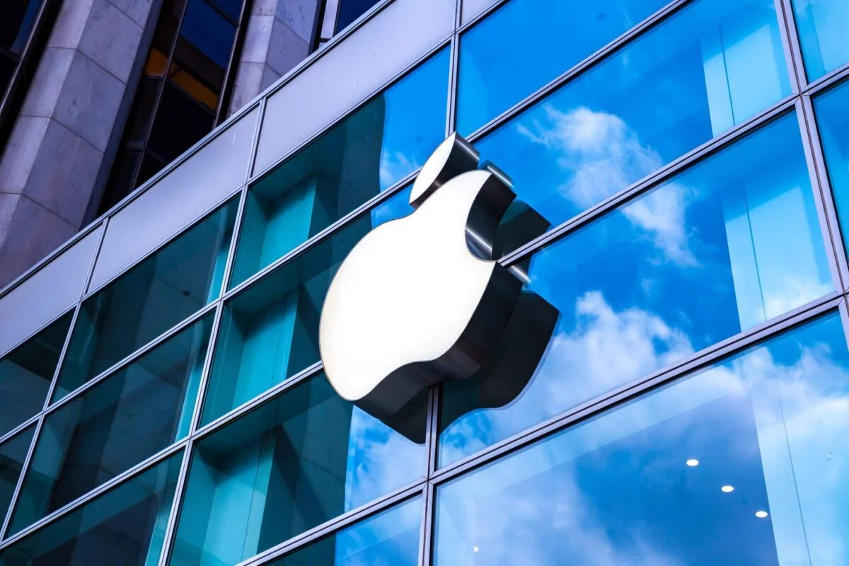 Apple (AAPL) Stock Falls as 200+ Employees Laid Off, AI Smart Glasses Take Priority