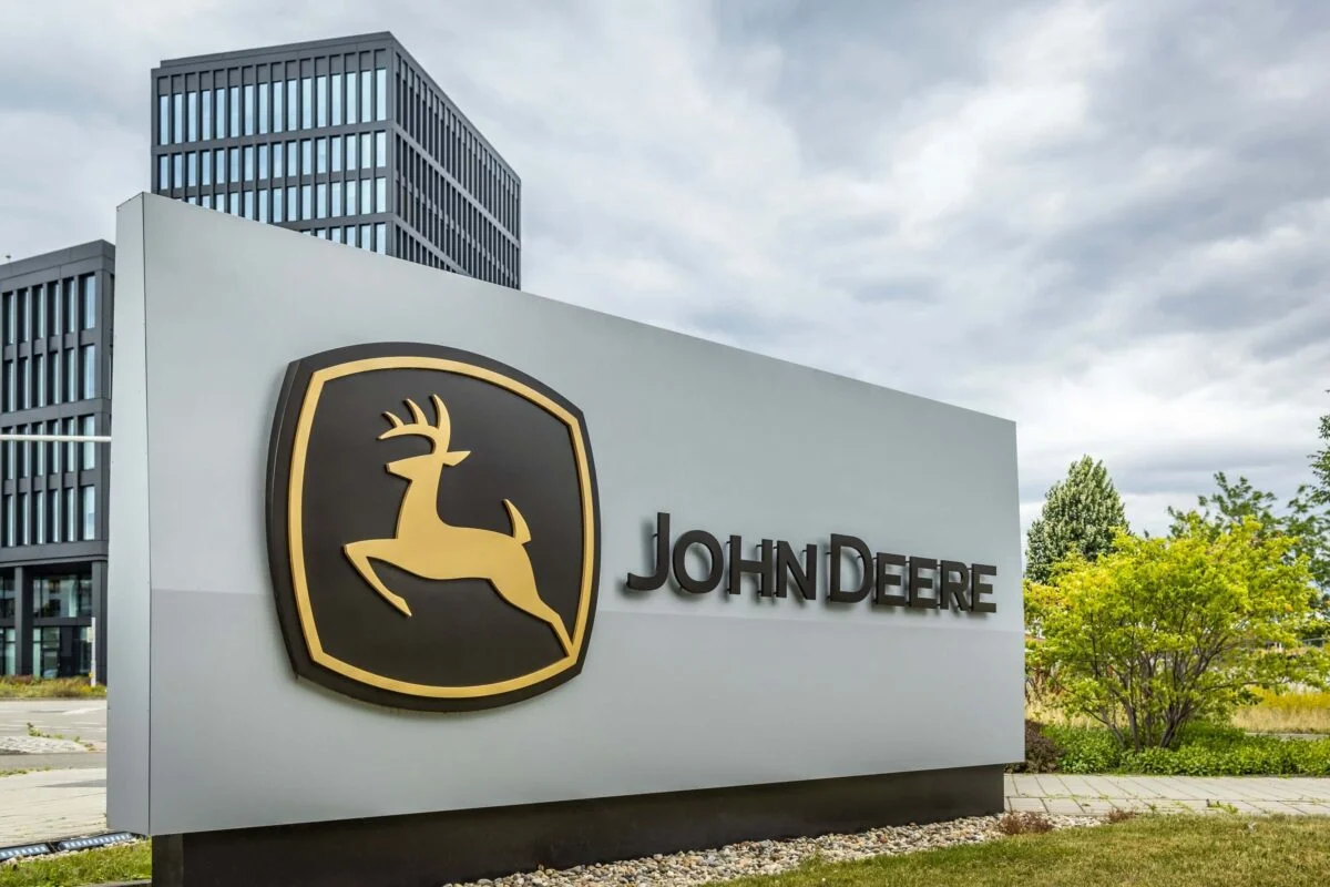 Deere (DE) Stock Gains Ground Following Strong Q3 Results—Is Recovery Near?