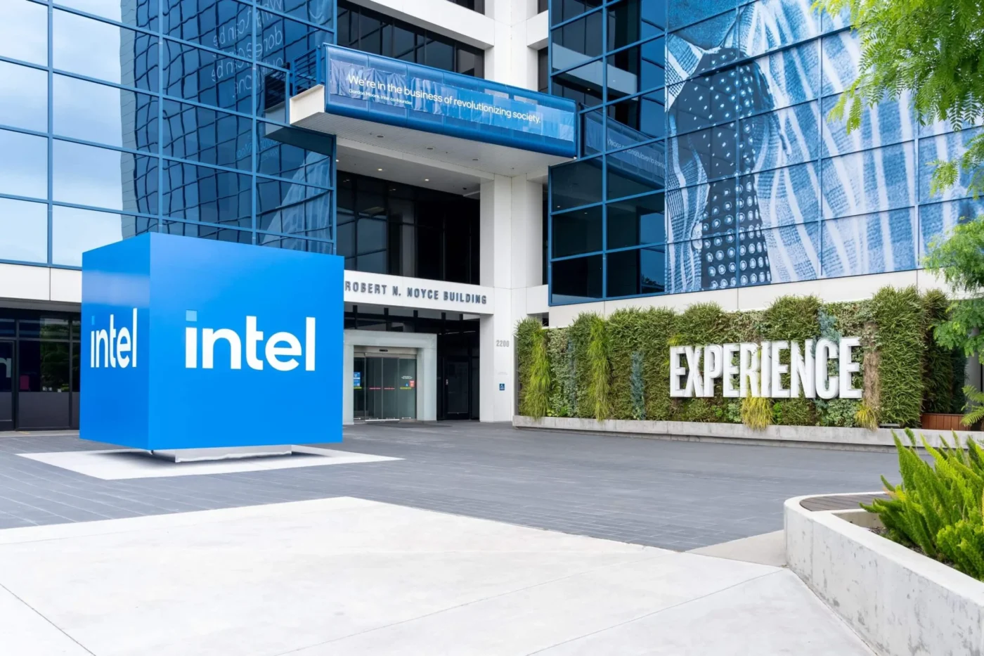 Intel (INTC) Stock Surges 3% as CEO Hints at Memory Chip Business Revival