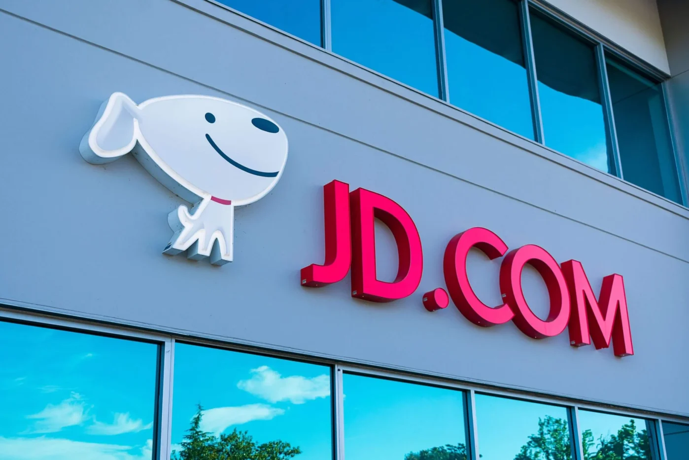 JD.com (JD) Stock Slides 4% as Q2 Revenue Declines Despite Strong Earnings Growth