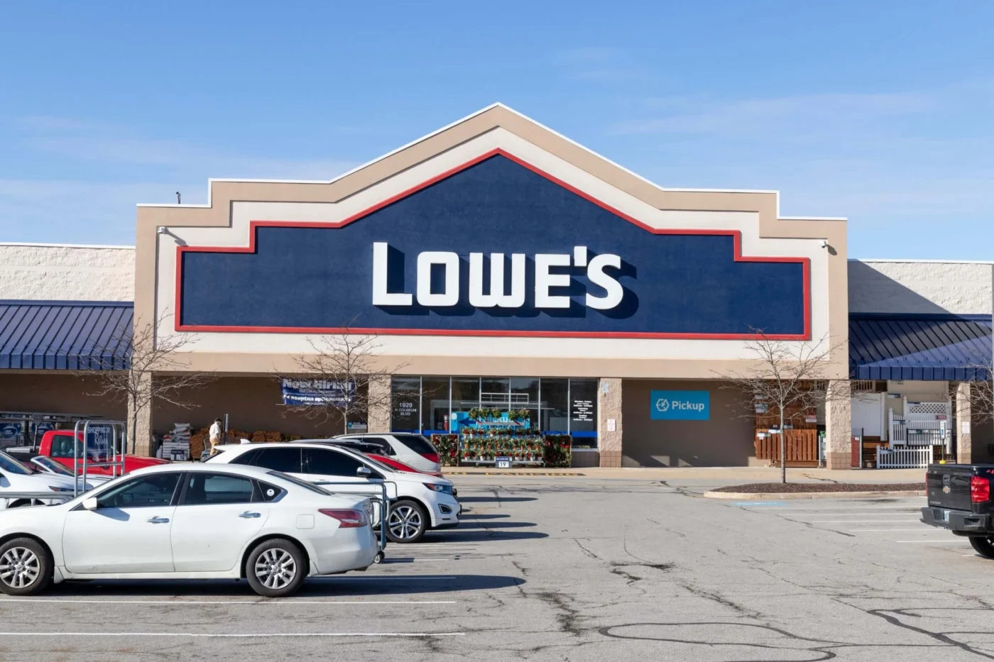 Why Lowe’s (LOW) Stock Tumbled 4% After Beating Earnings Expectations