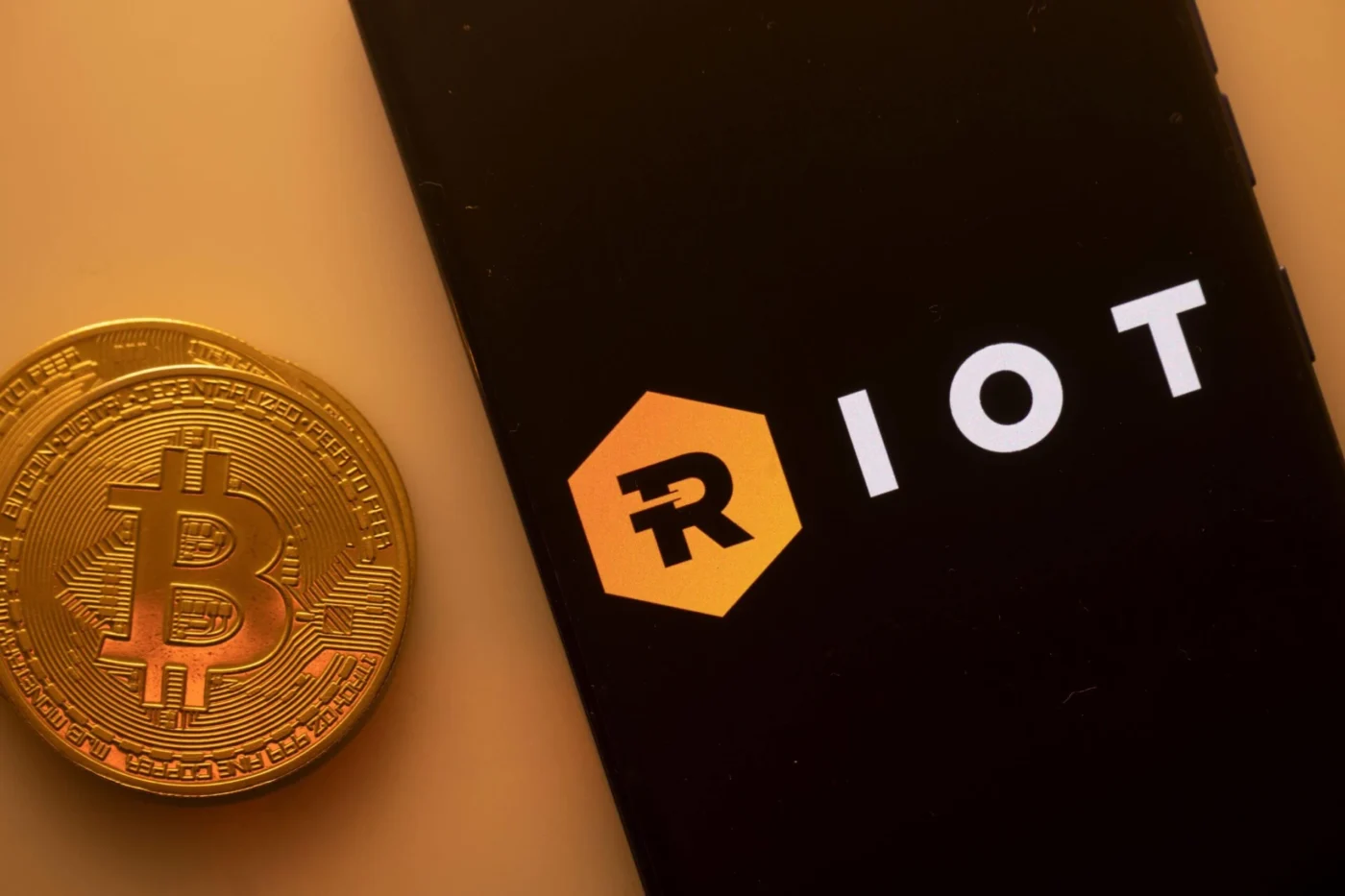 Riot Platforms (RIOT) Shares Jump 25% Following Massive Anthropic Partnership Announcement