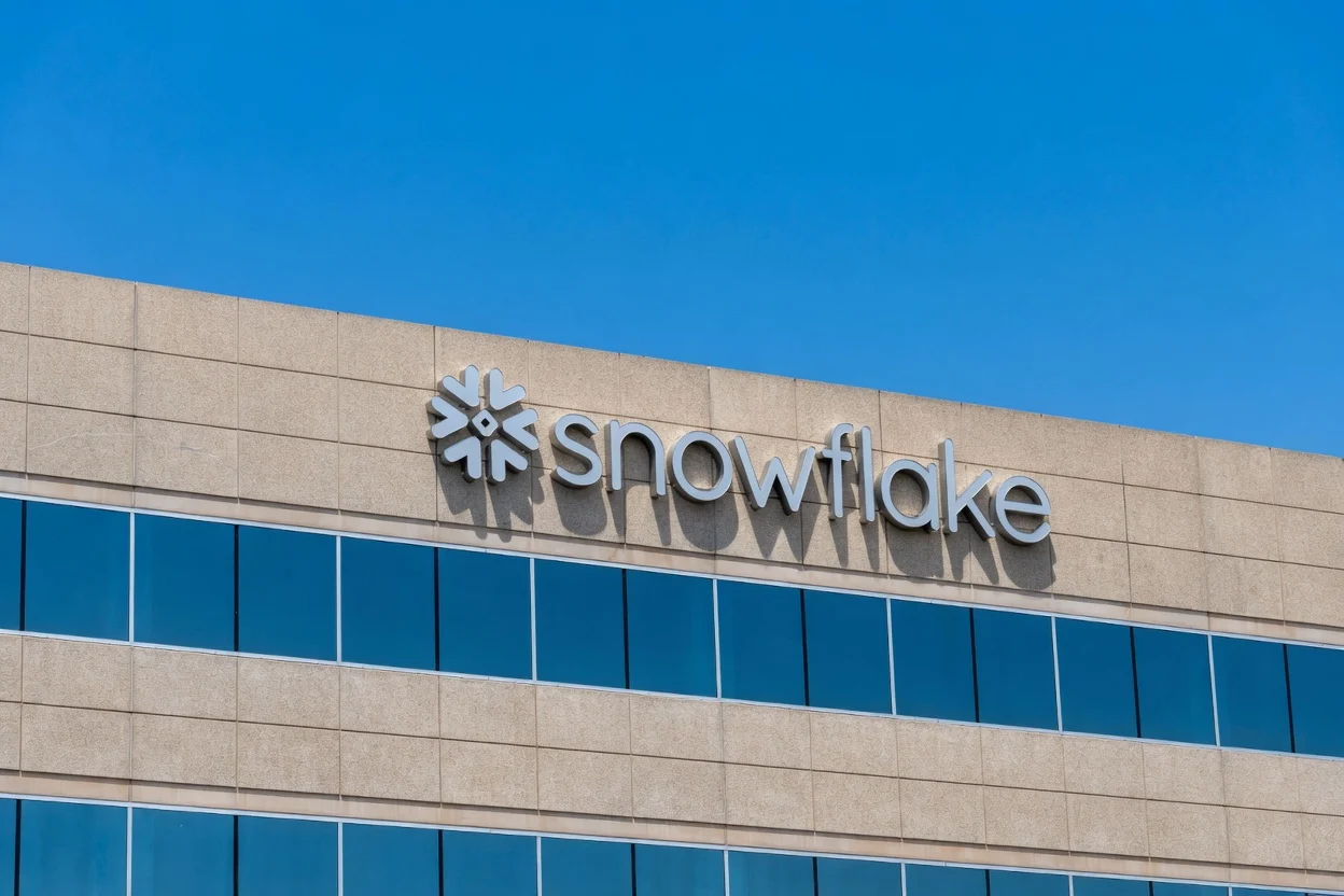 Snowflake (SNOW) Insider Sale: Director Offloads Nearly $100M Worth of Shares