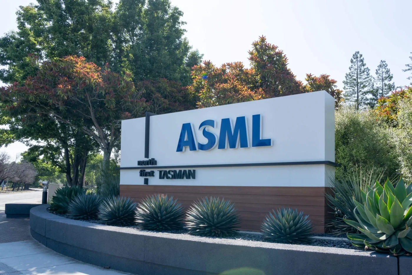 ASML (ASML) Stock: UBS Sets €2,350 Target Despite China Concerns – Path to $1 Trillion Valuation