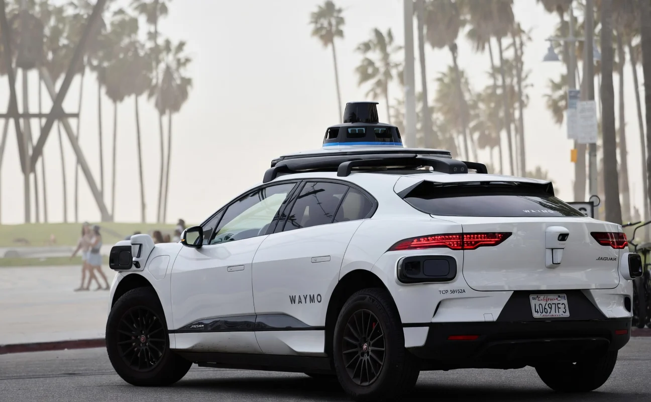 Alphabet (GOOGL) Stock: Waymo Secures Over $3 Billion in First-Ever Debt Financing