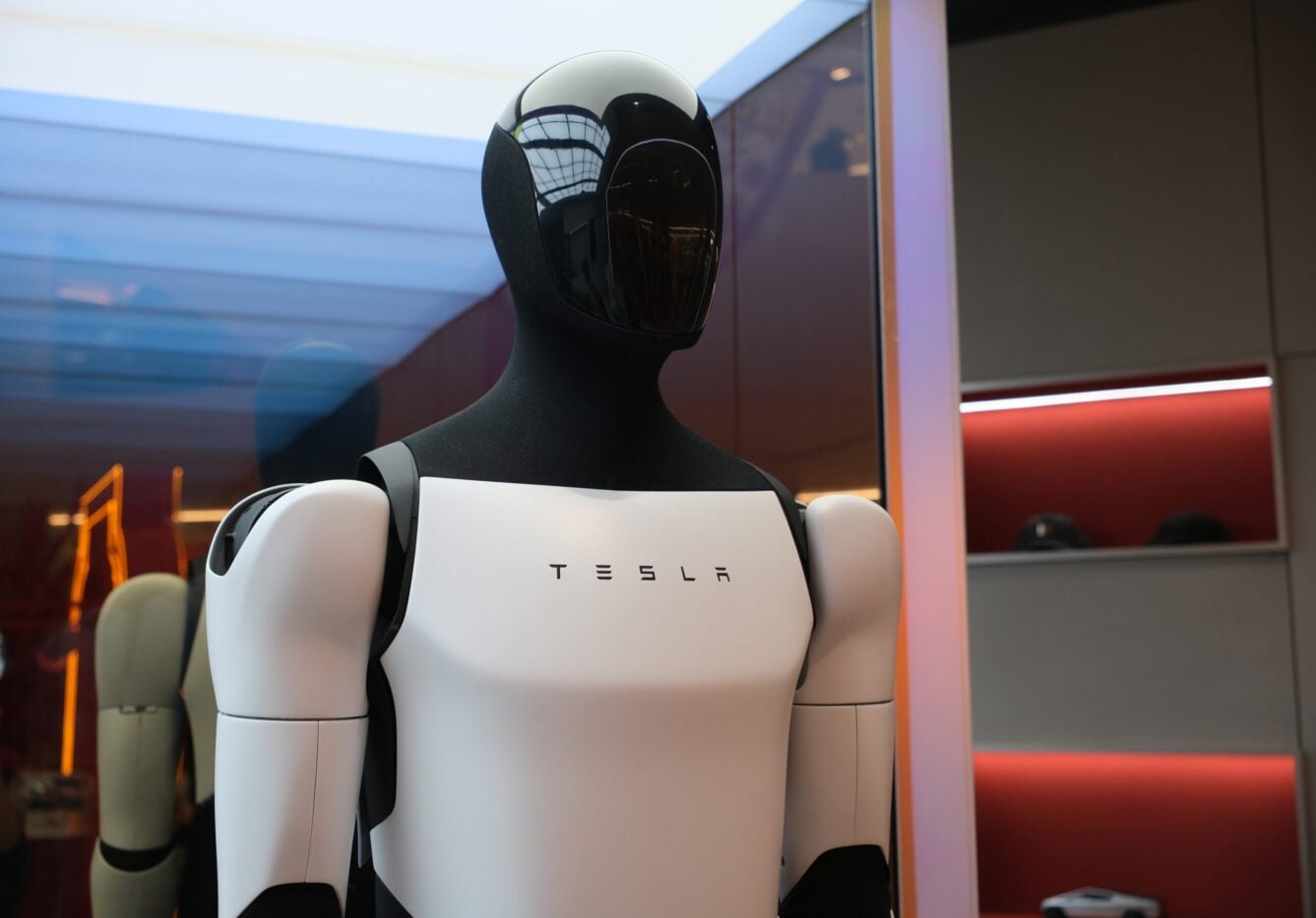 Tesla (TSLA) Stock: Optimus Production Facility Nears Structural Completion as First Major Order Confirmed